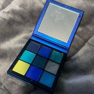 Brand new huda beauty eyeshadow palette